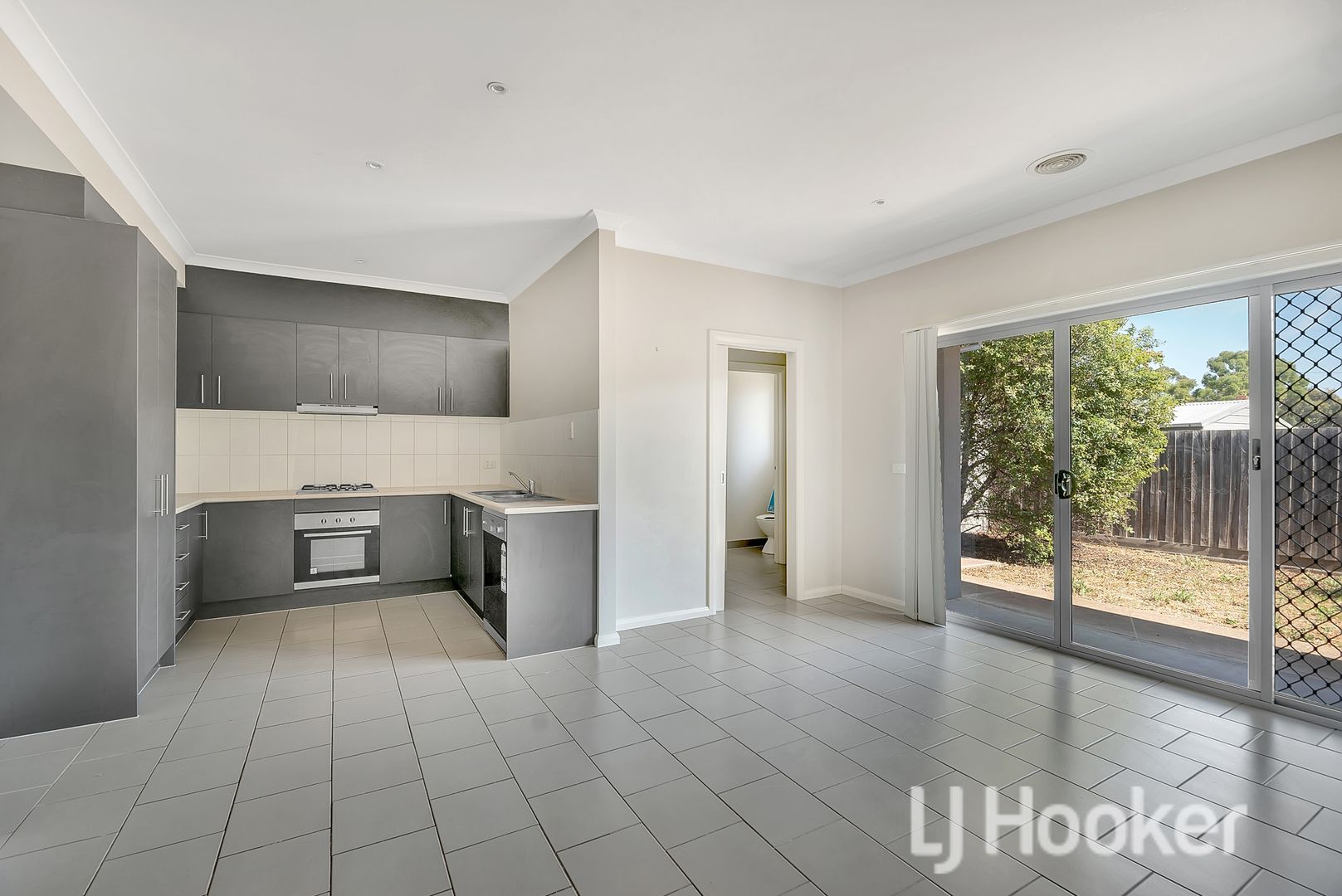 10/20-24 Palmerston Street, Melton VIC 3337, Image 2