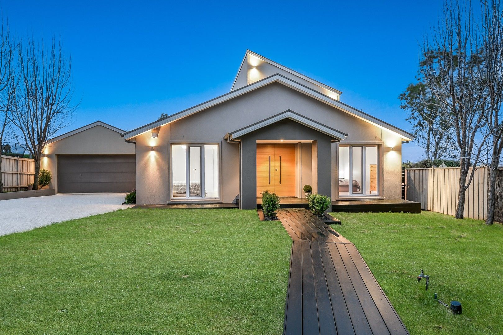 4 bedrooms House in 4 Talinga Court BERWICK VIC, 3806
