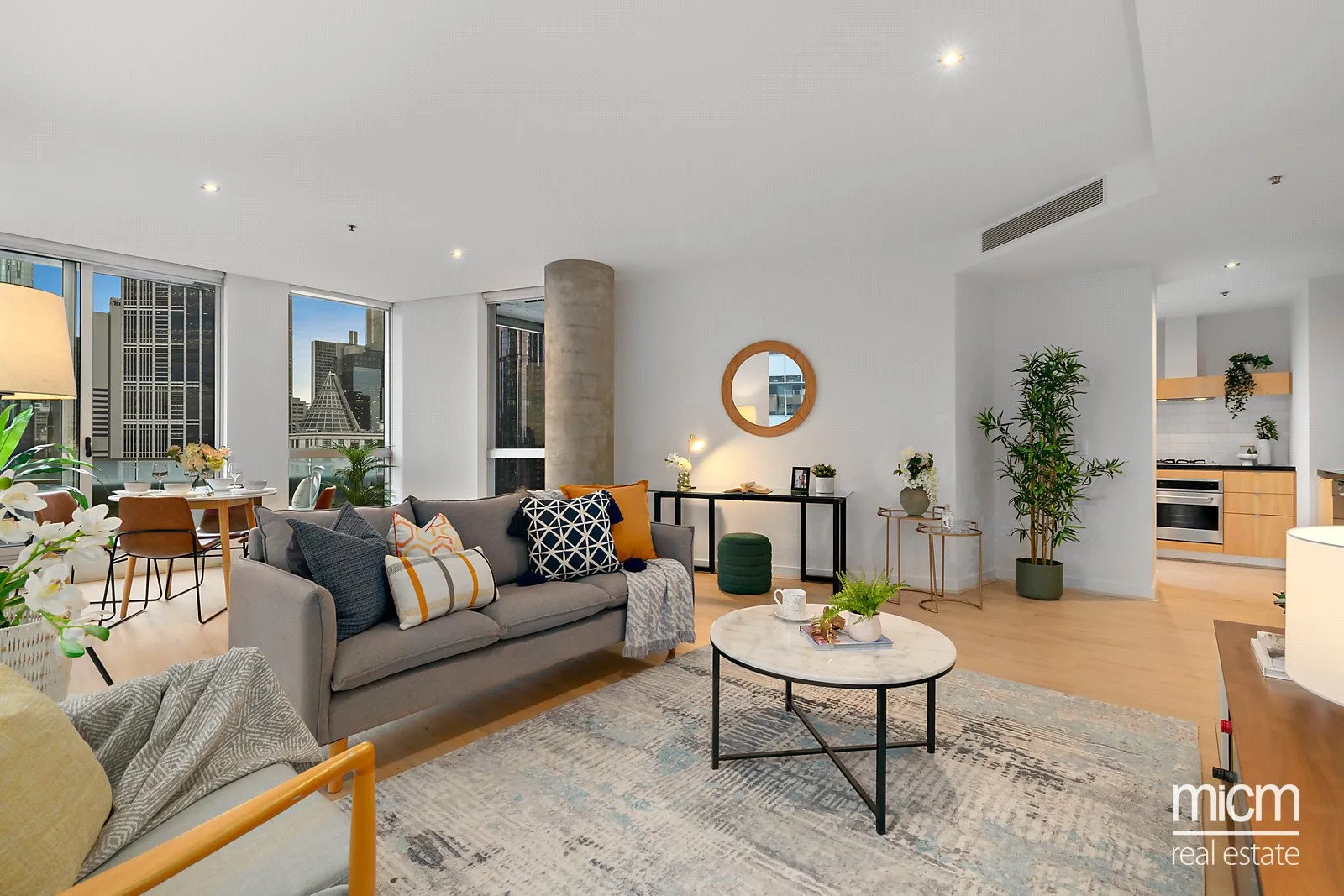 Breathtaking City Views in Prestigious Paris-End Position