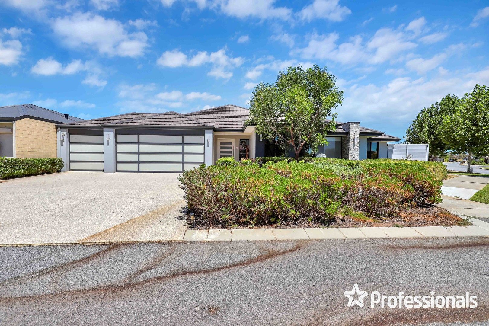 5 bedrooms House in 3 Macadamia Loop PIARA WATERS WA, 6112