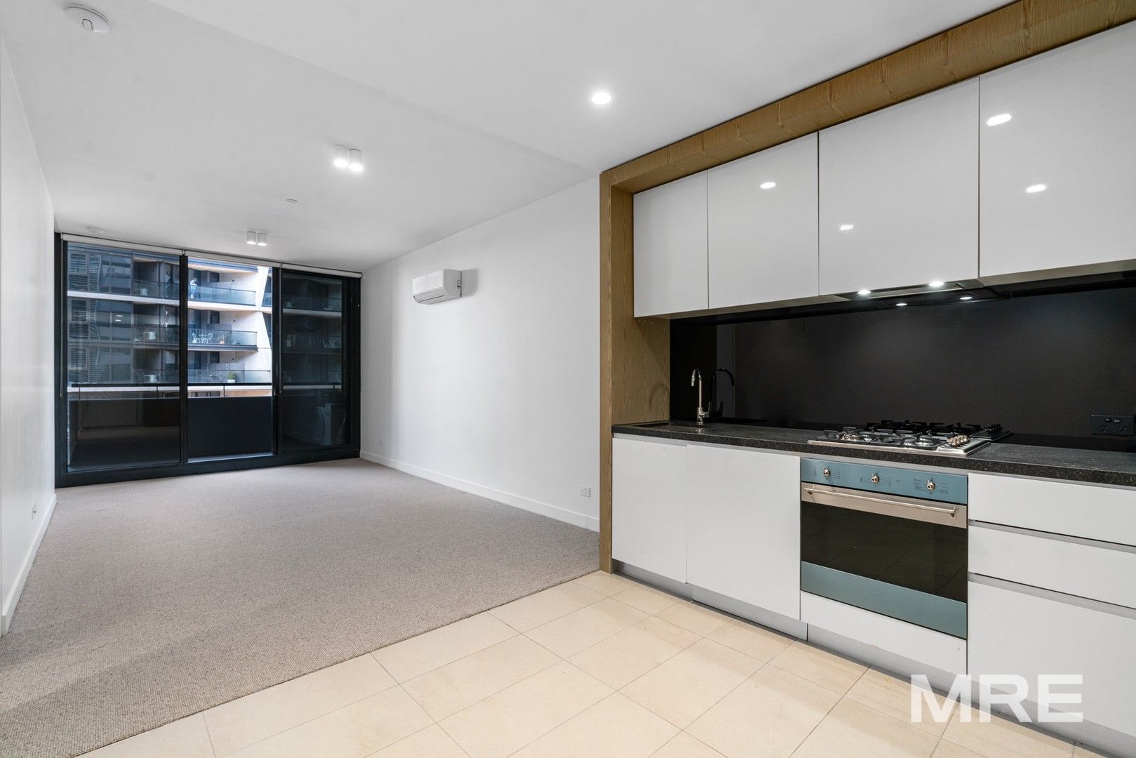 2 bedrooms Apartment / Unit / Flat in 710/74 Queens Road MELBOURNE VIC, 3004