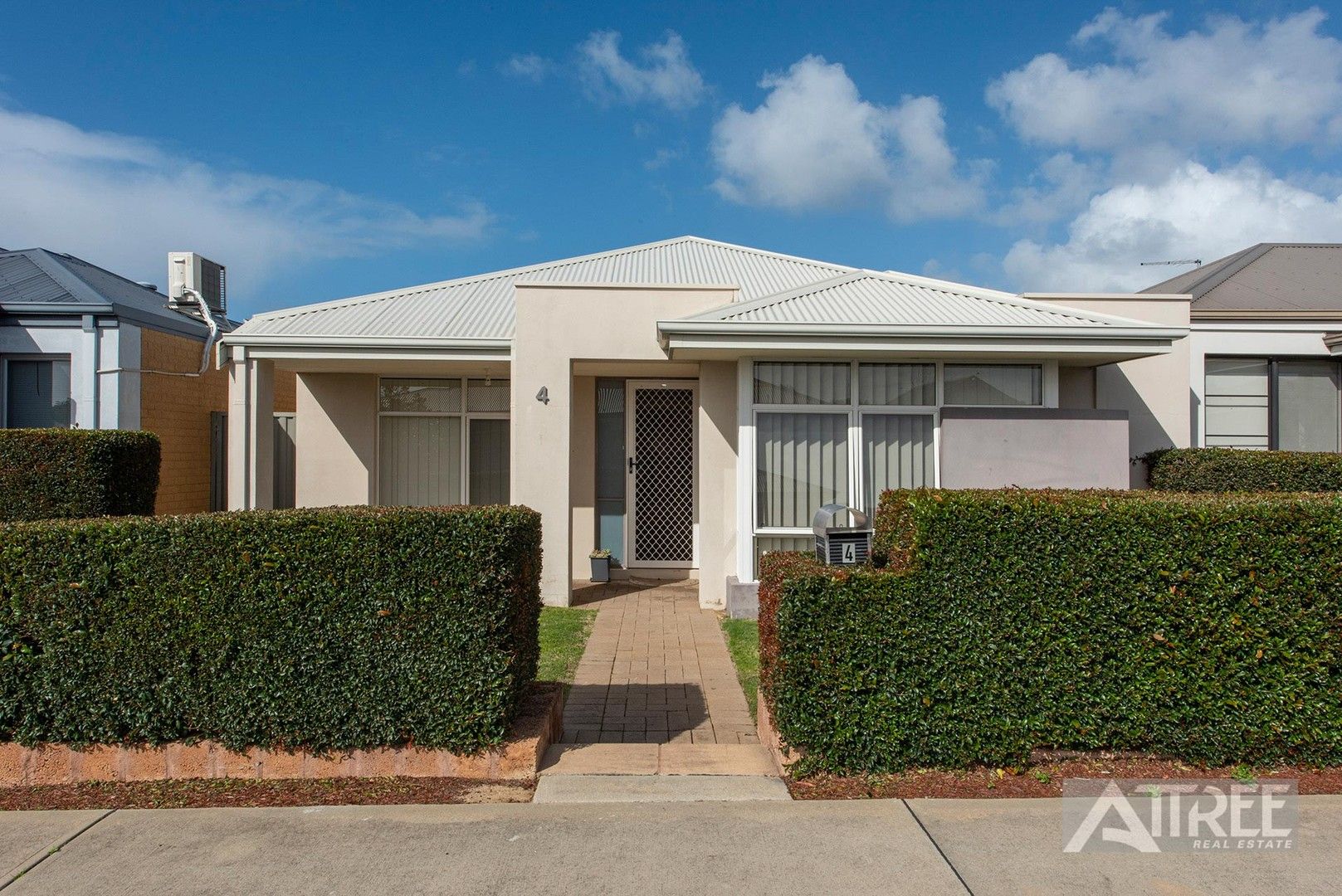 3 bedrooms House in 4 Balliol Court PIARA WATERS WA, 6112