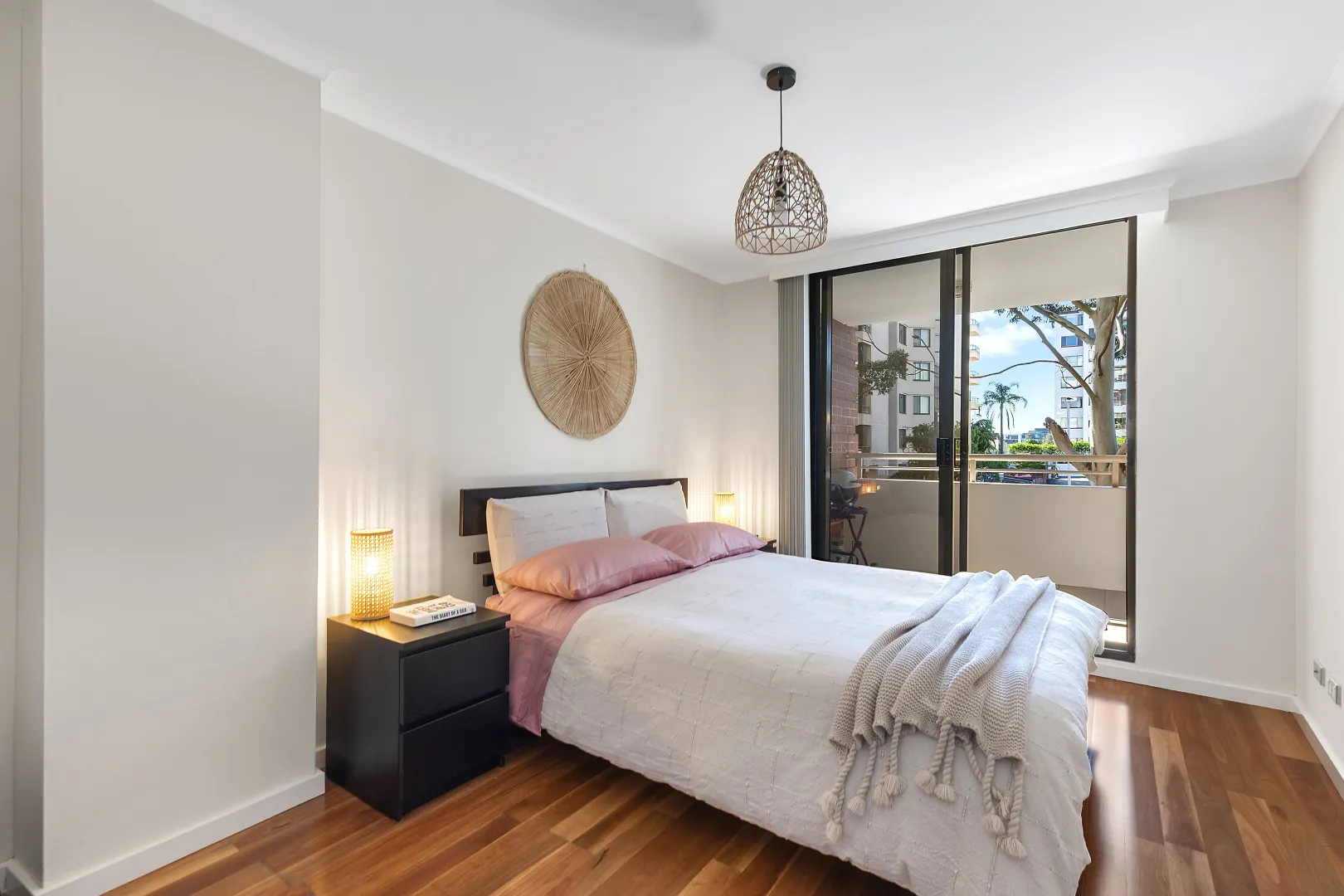 Lifestyle Perfection in a Spacious Modern Full-Brick Apartment with Resort-Style Amenities, Just Steps from Everything – pohled 4