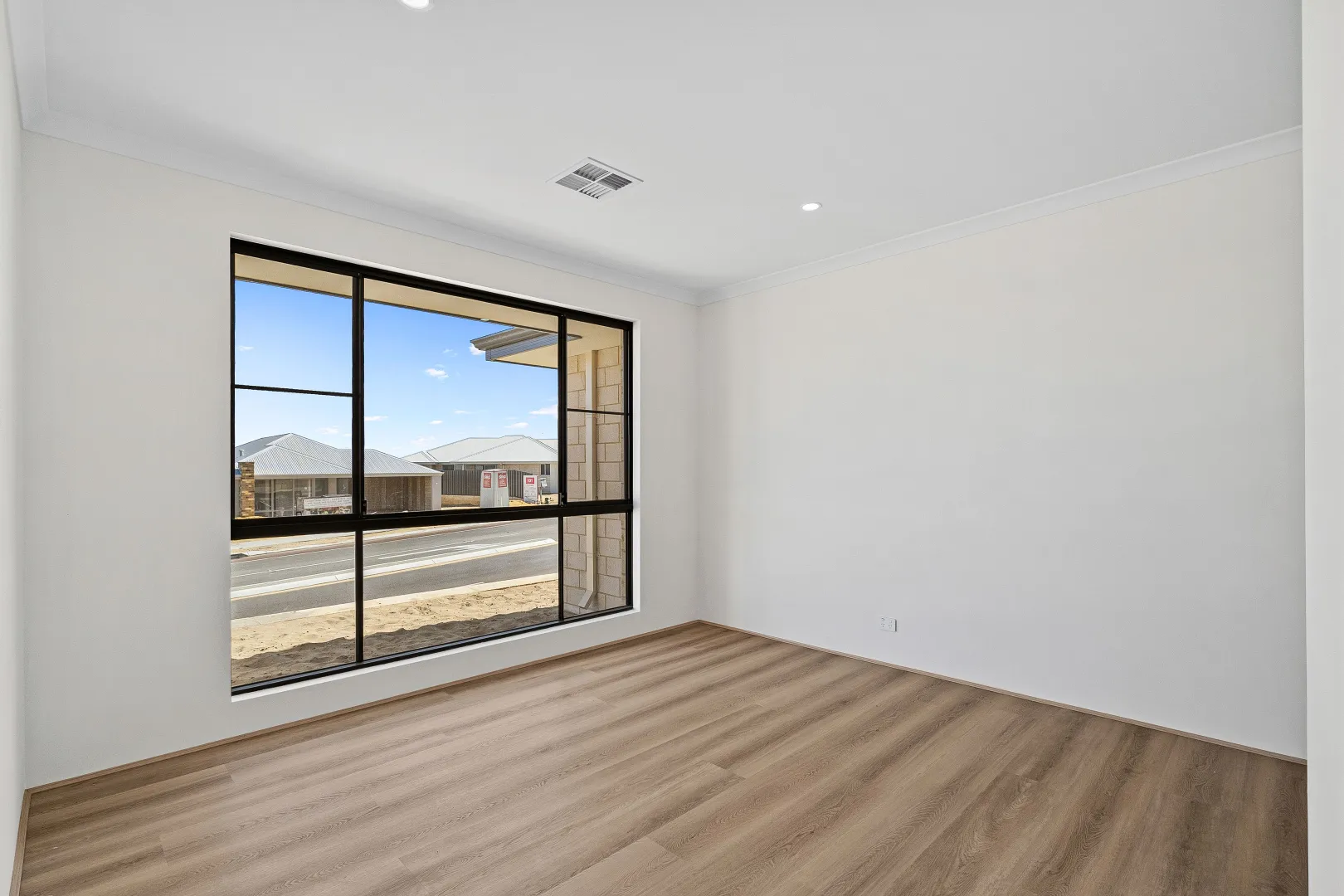 House in Lakelands - View 5
