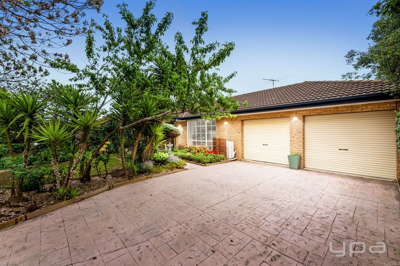 5 bedrooms House in 3 Lexington Court WERRIBEE VIC, 3030