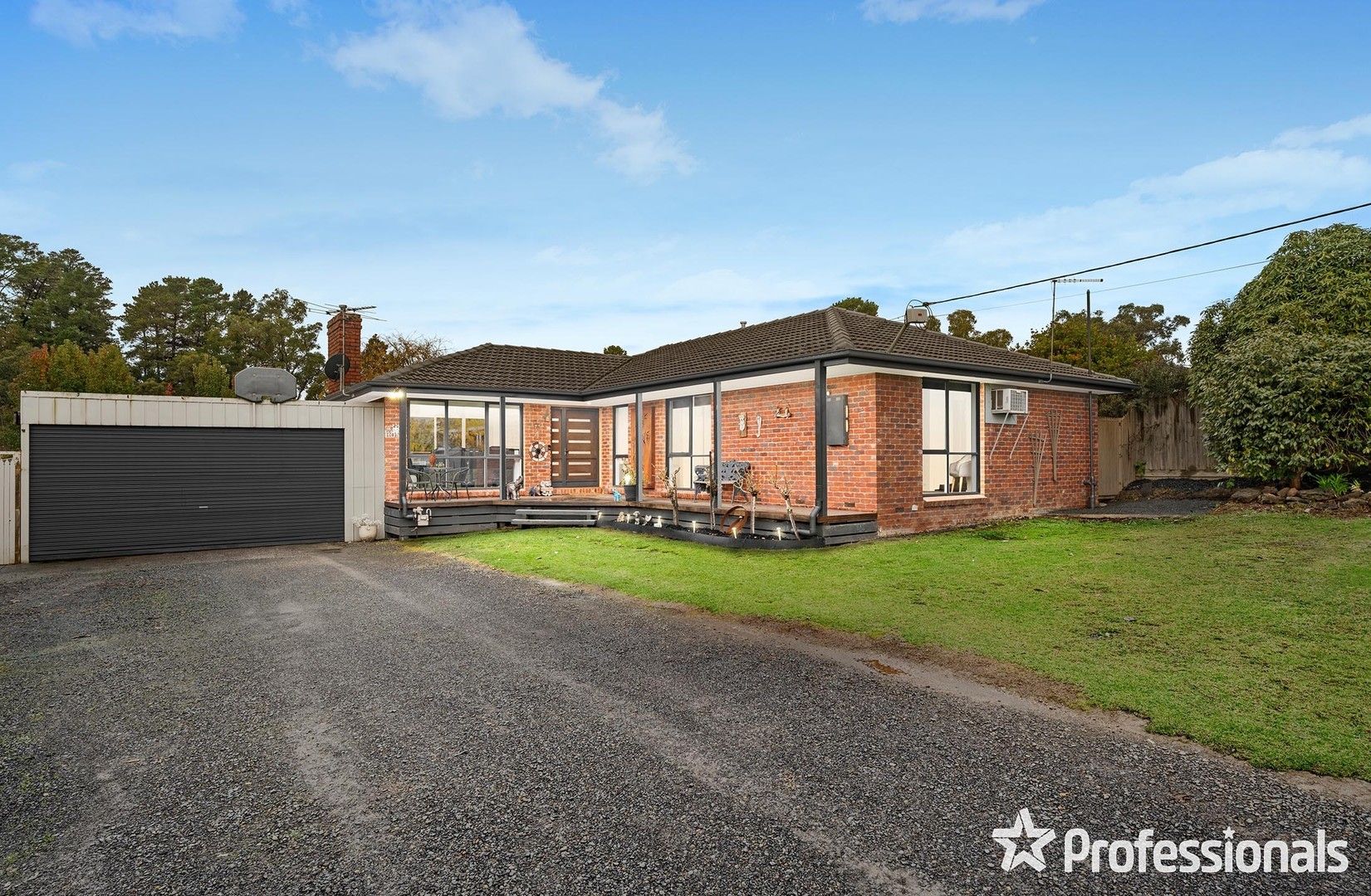 4 Darinda Avenue, Wandin North VIC 3139, Image 0