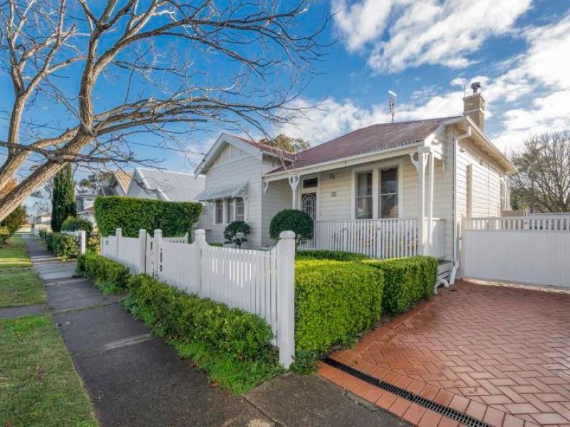 3 bedrooms House in 11 Glossop Street NEW LAMBTON NSW, 2305