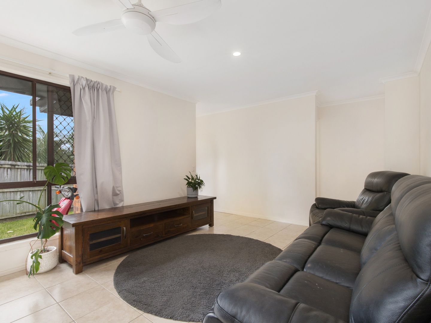 82 Alexander Drive, Highland Park QLD 4211, Image 2