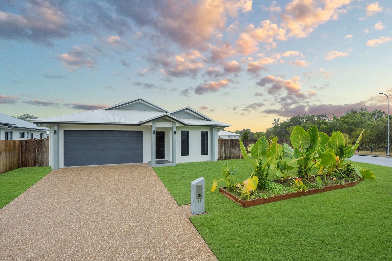 4 bedrooms House in 11 Seabreeze Court BUSHLAND BEACH QLD, 4818