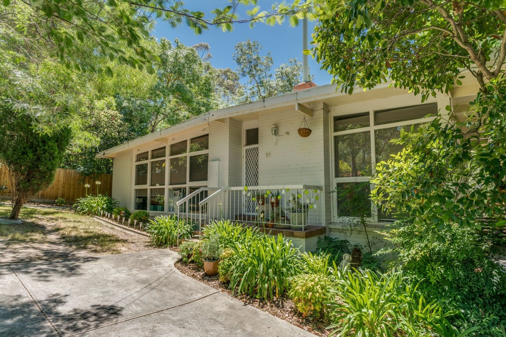 3 bedrooms Apartment / Unit / Flat in 1/21 Kanooka Avenue TEMPLESTOWE LOWER VIC, 3107