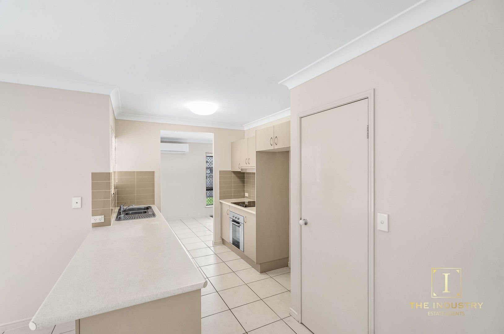 4 bedrooms House in 6 Messina Close KANIMBLA QLD, 4870