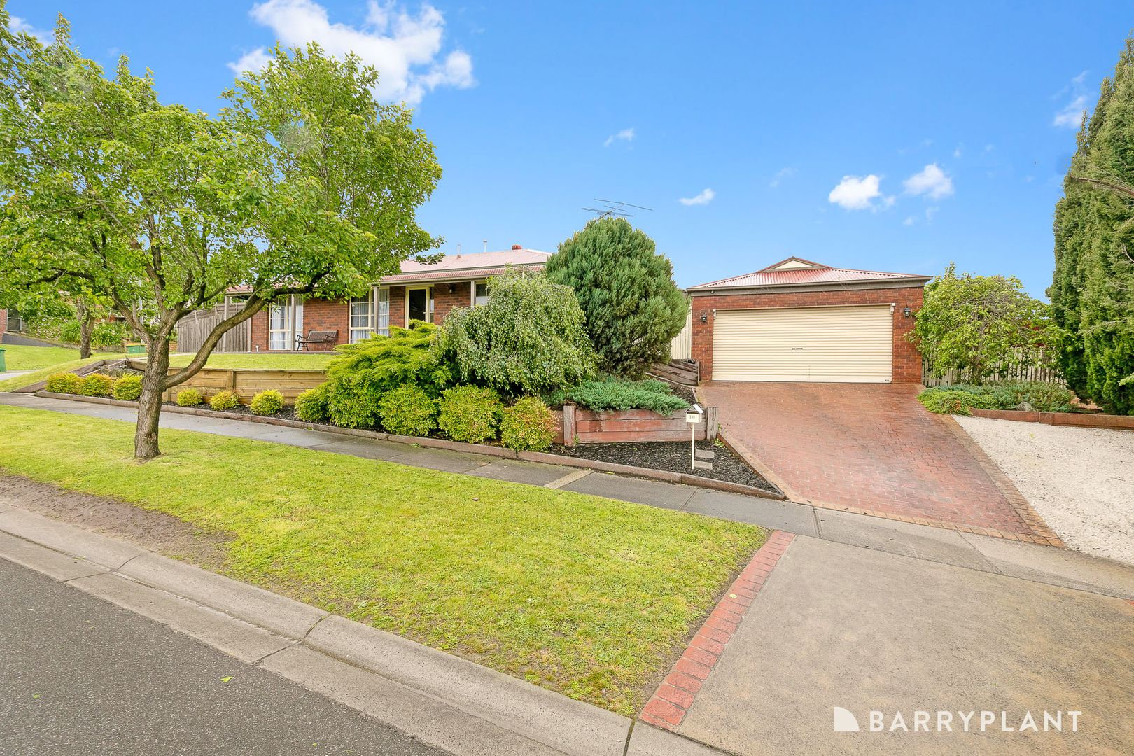 10 McInnes Court, Pakenham VIC 3810, Image 2