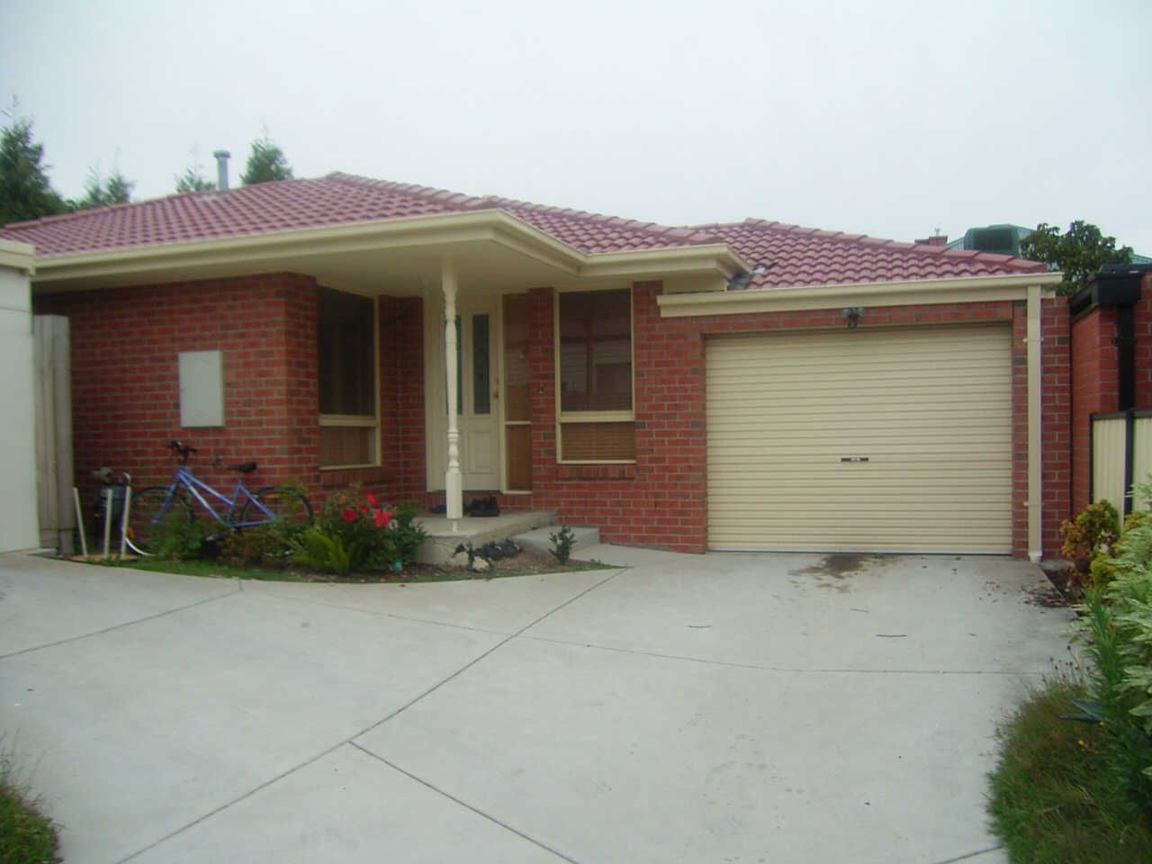 2 bedrooms Villa in 2/27 Benga Avenue DANDENONG VIC, 3175