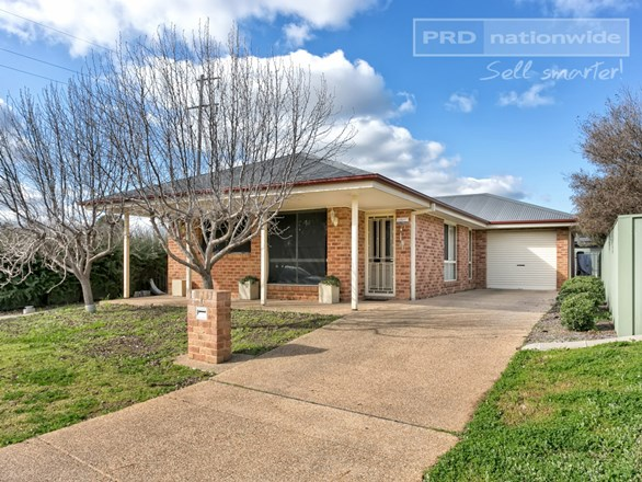 1 Adjin Street, Mount Austin NSW 2650