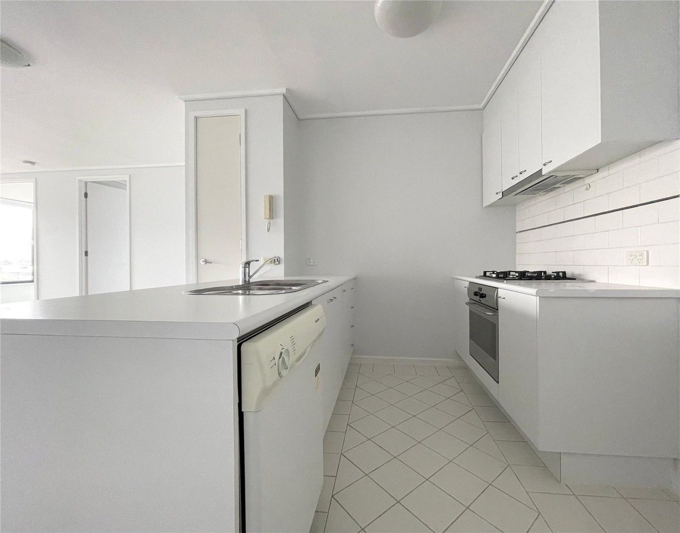 2 bedrooms Apartment / Unit / Flat in 77/99 Whiteman Street SOUTHBANK VIC, 3006