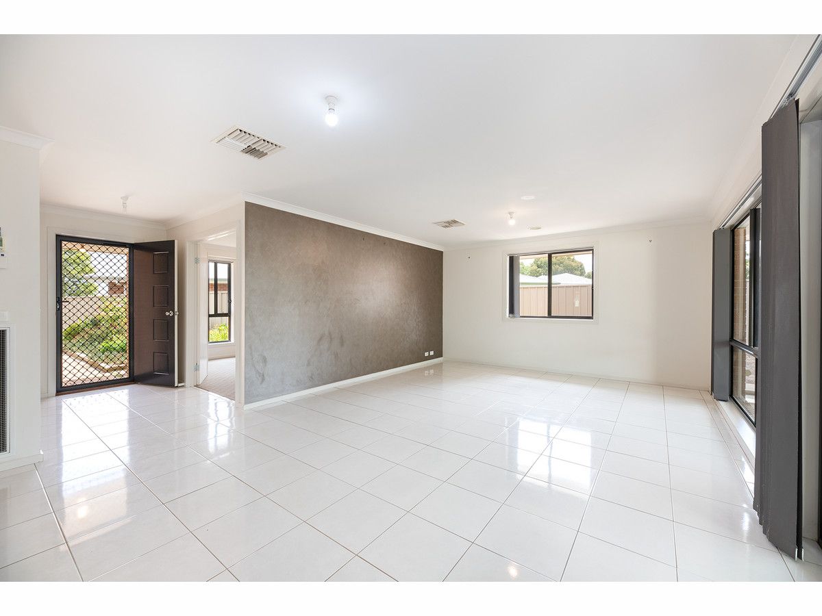 39 Chafia Place, Springdale Heights NSW 2641, Image 2