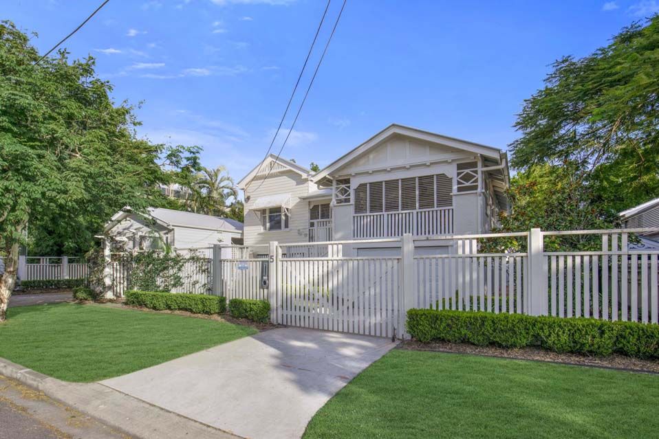 5 bedrooms House in 5 Milman Street CLAYFIELD QLD, 4011