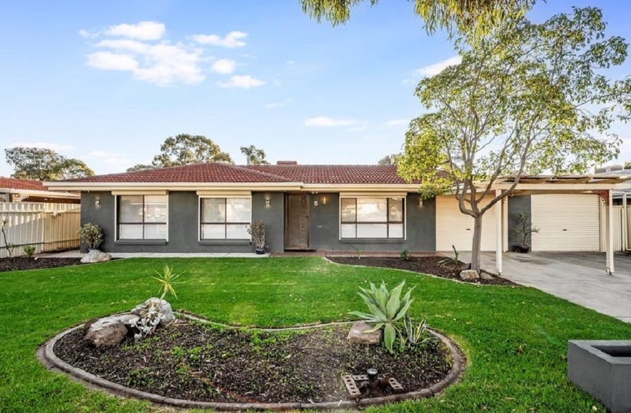 3 bedrooms House in 5 Brando Court PARALOWIE SA, 5108
