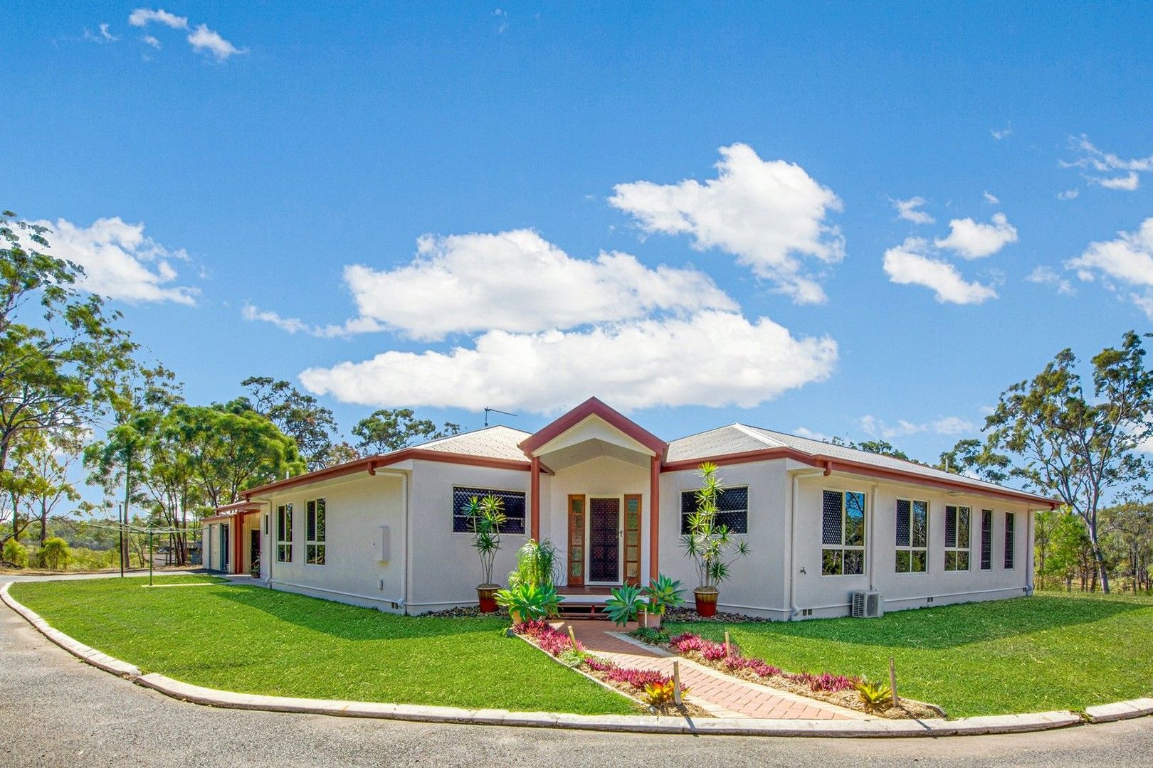 5 bedrooms House in 13 Coal Crescent TANNUM SANDS QLD, 4680