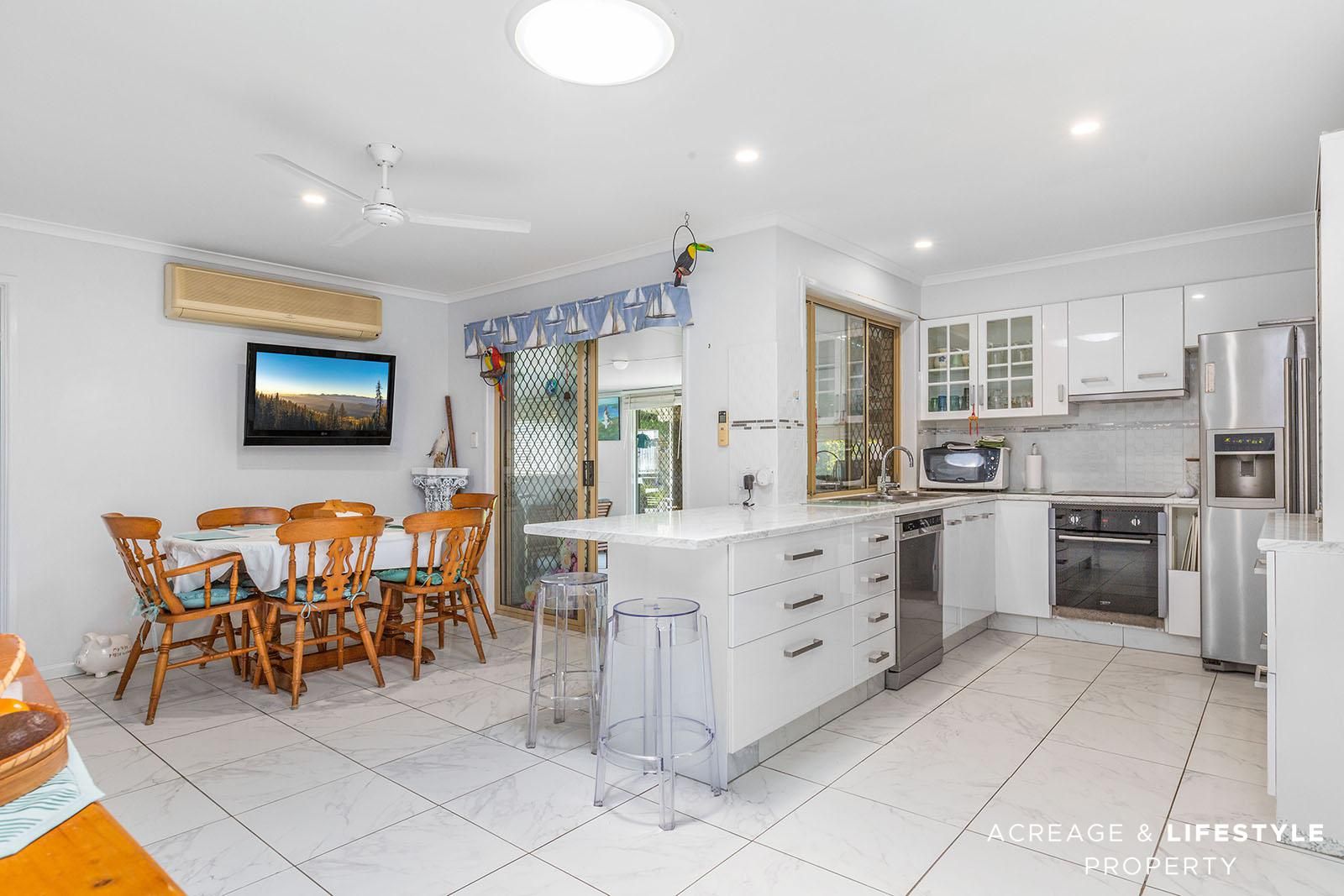 11 Dianthus Ave, Banksia Beach QLD 4507, Image 2