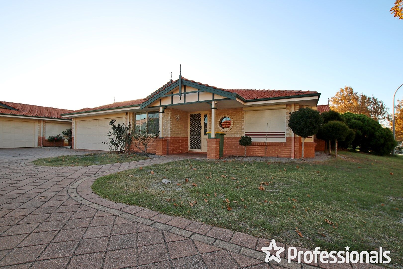 3 bedrooms House in 64A Towncentre Drive THORNLIE WA, 6108