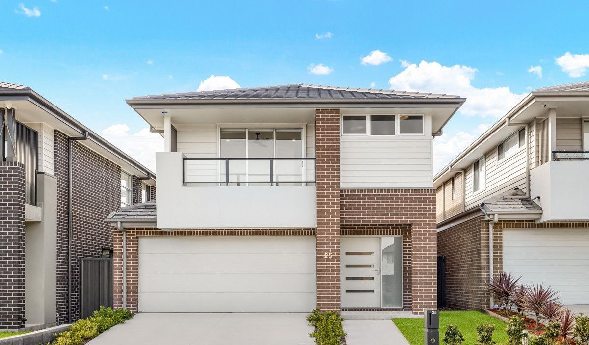 4 bedrooms House in 25 Versace Crescent MARSDEN PARK NSW, 2765
