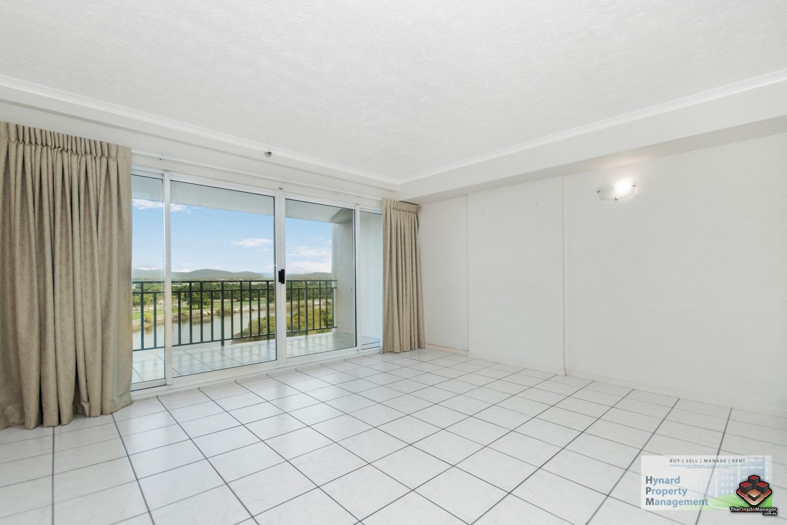 Townsville City QLD 4810 1 bed apartment for Sale, 420 LARGE 1BED