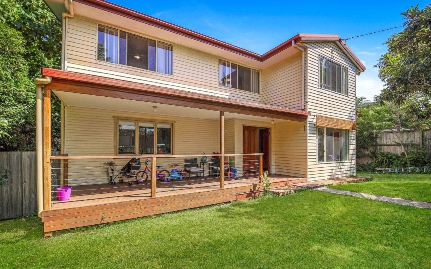 5 bedrooms House in 4 Second Ave LABRADOR QLD, 4215