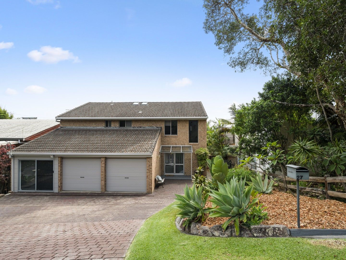 5 bedrooms House in 27 Ocean View Crescent EMERALD BEACH NSW, 2456