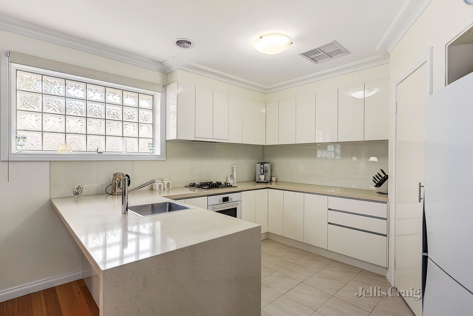 2/15 Irving Street, Mount Waverley VIC 3149, Image 2