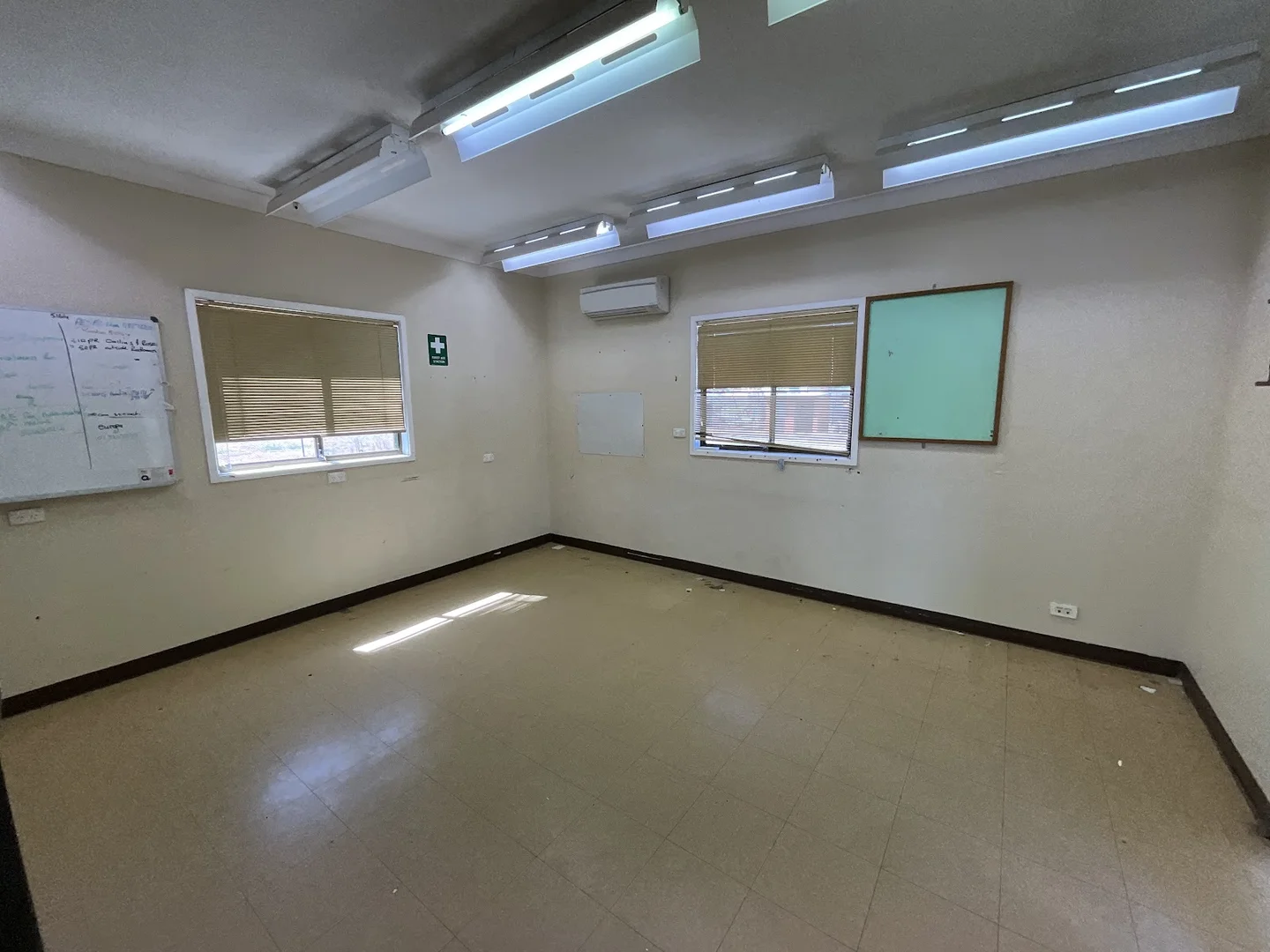 Additional image 13 of 48 - 50 Molesworth Street, Hillston NSW 2675