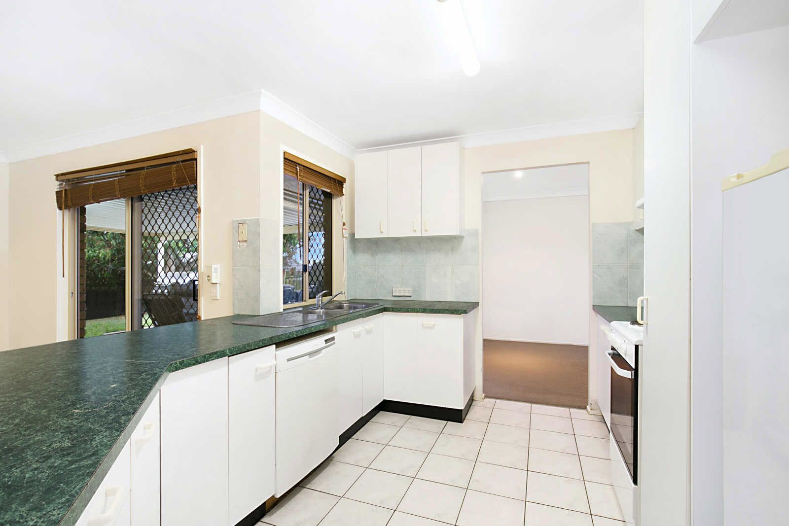 67 Middle Road, Hillcrest QLD 4118, Image 2