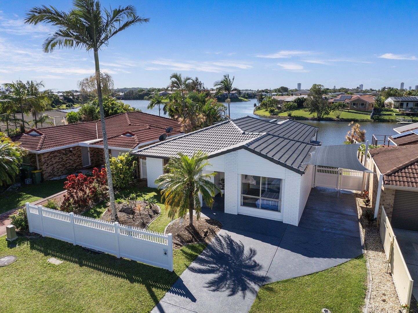 4 bedrooms House in 29 Southlake Drive VARSITY LAKES QLD, 4227