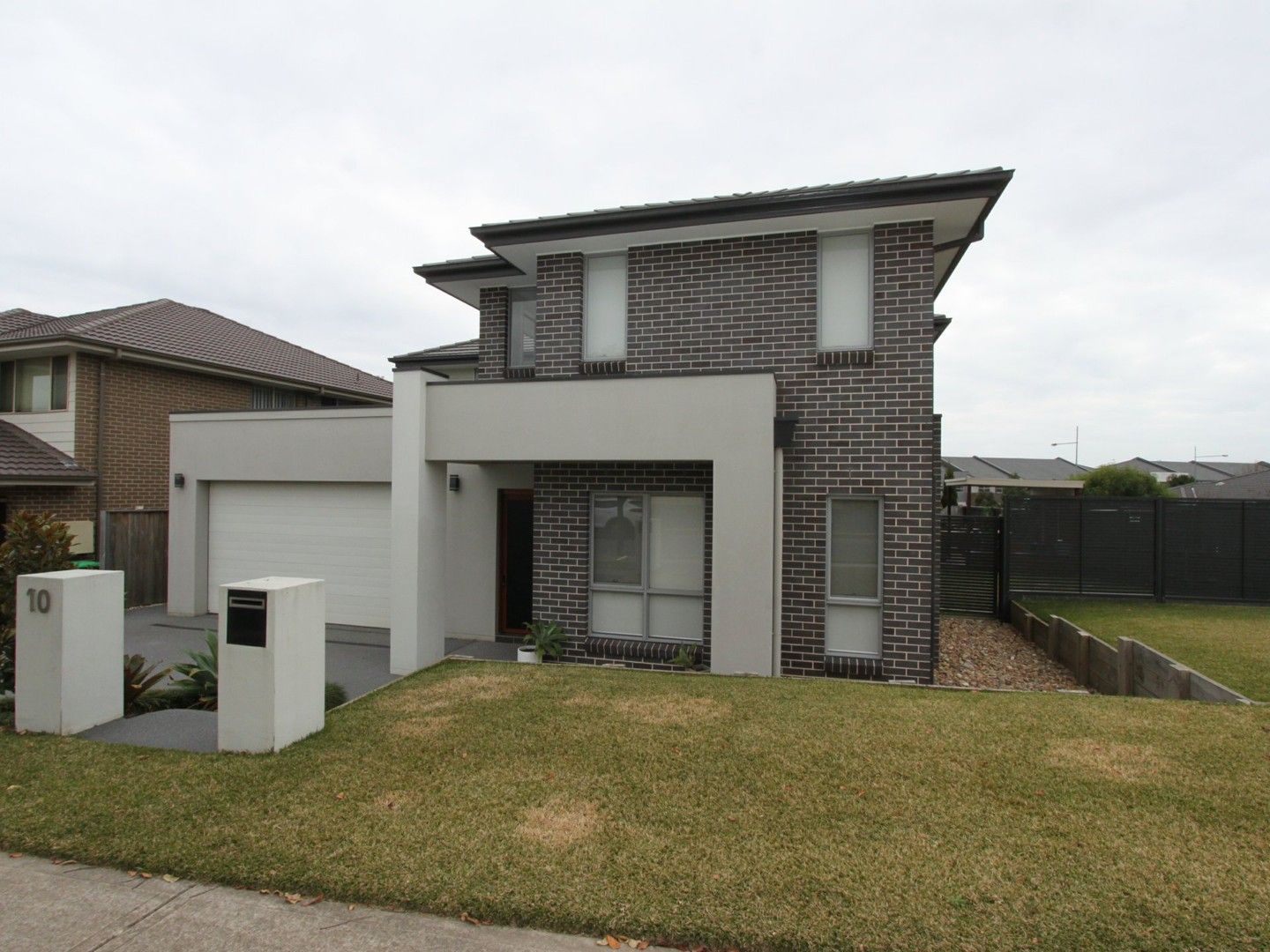 4 bedrooms House in 10 Highdale Terrace GLENMORE PARK NSW, 2745