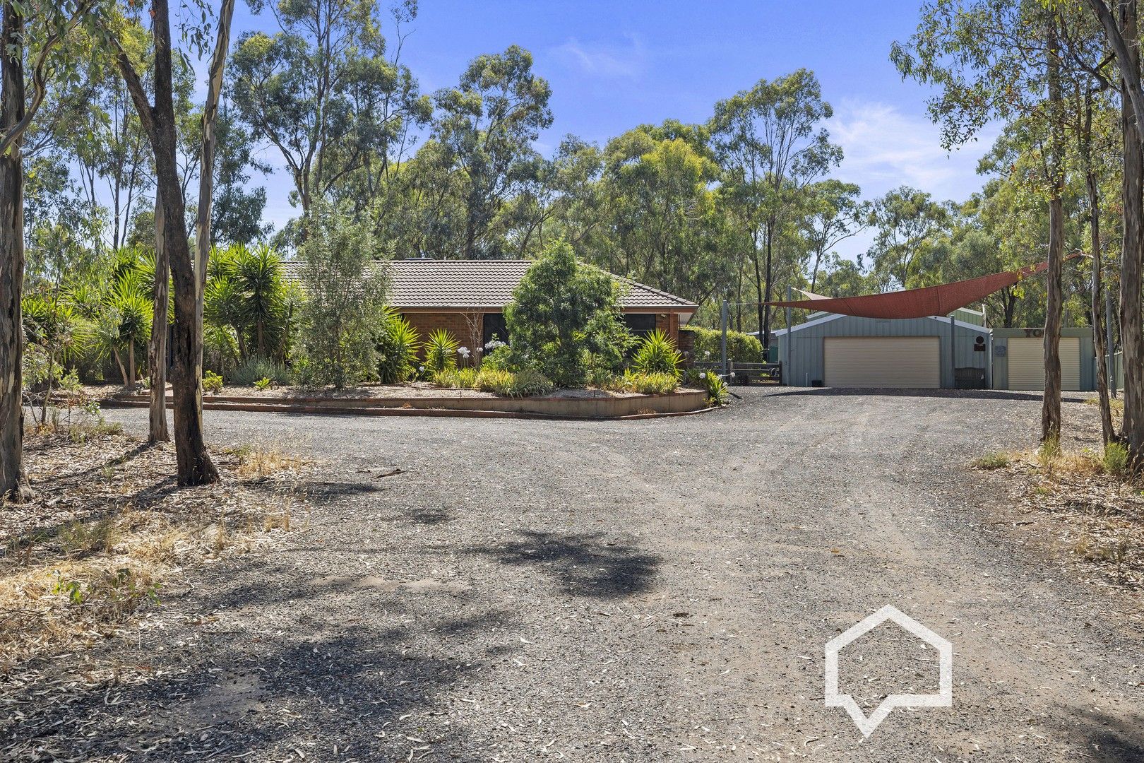 4 bedrooms House in 84 East Road HUNTLY VIC, 3551