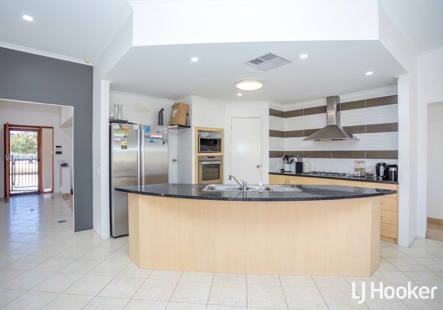 4 bedrooms House in 8 Bressingham Street CANNING VALE WA, 6155