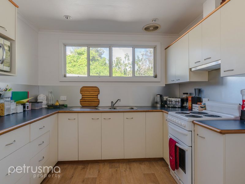 229 Roslyn Avenue, Blackmans Bay TAS 7052, Image 2