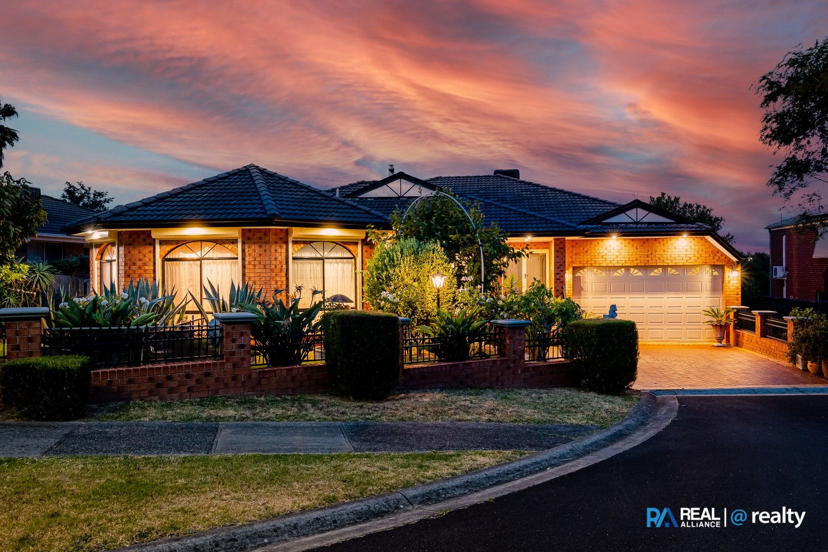 5 bedrooms House in 4 Oakleaf Place NARRE WARREN SOUTH VIC, 3805