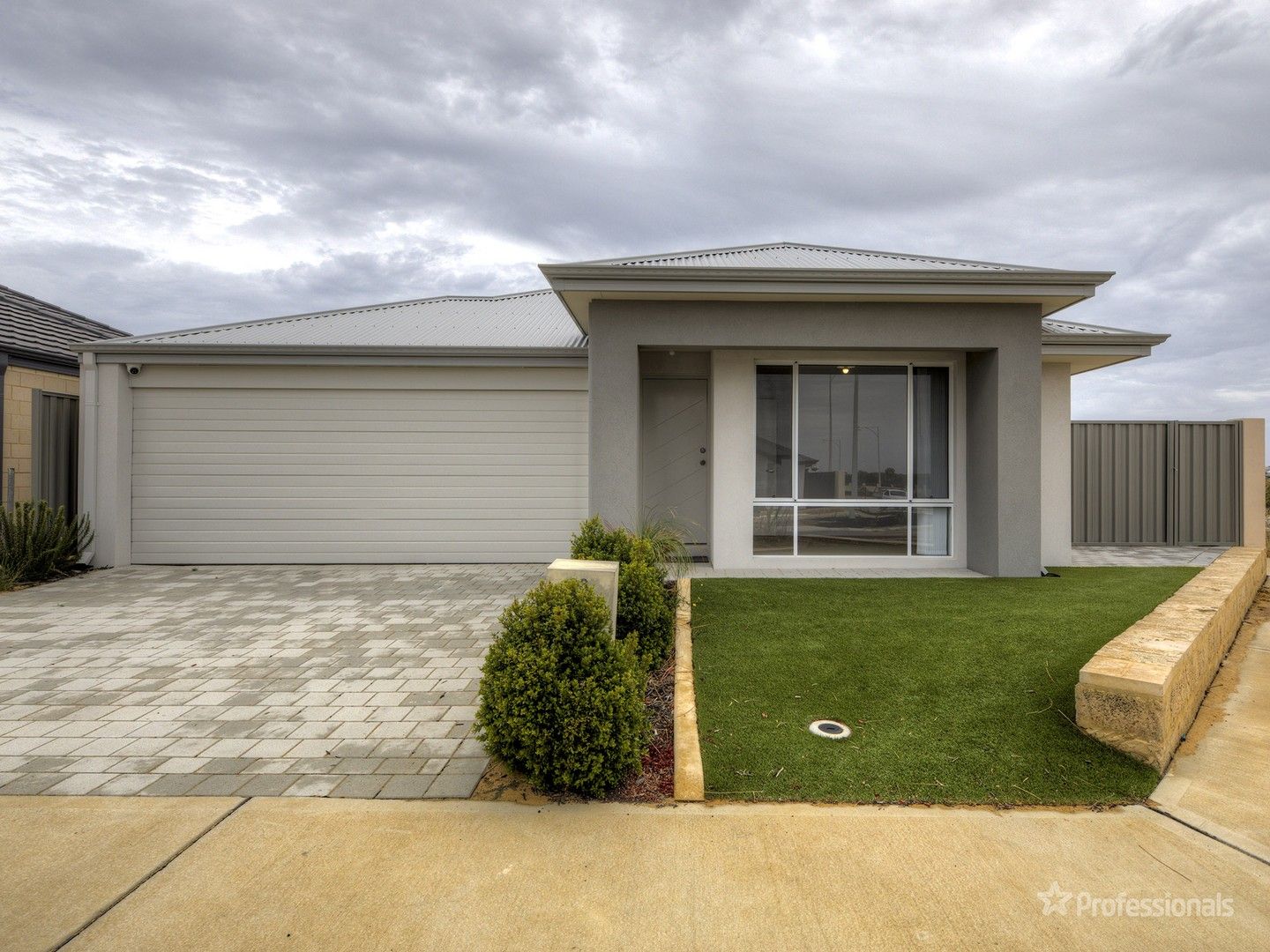 4 bedrooms House in 63 Helmsley Parkway ALKIMOS WA, 6038