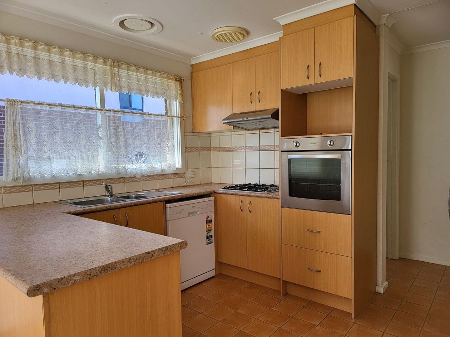 3 bedrooms House in 16 Georgian Gardens WANTIRNA VIC, 3152