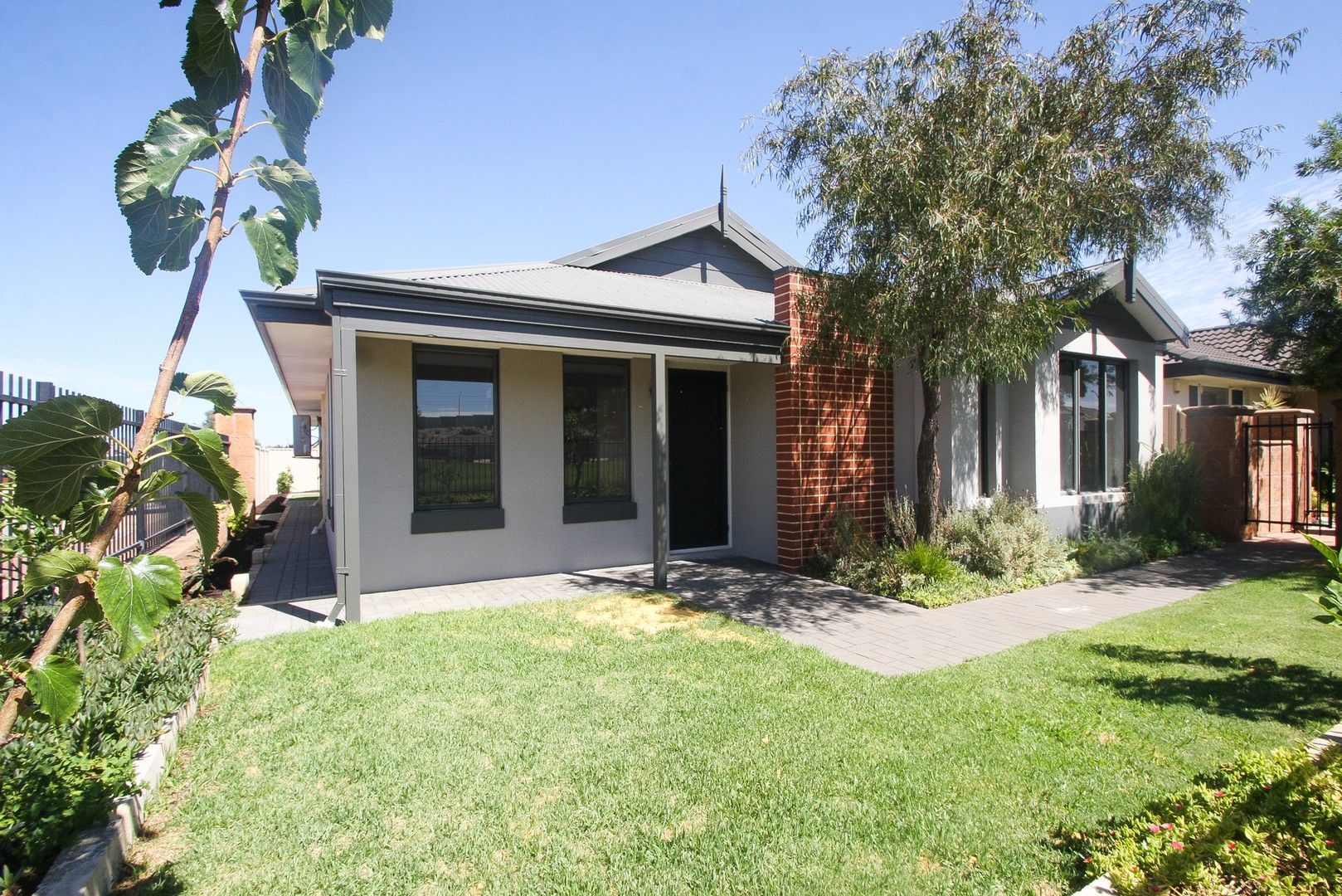 4 bedrooms House in 2 Ortega Lane CAVERSHAM WA, 6055