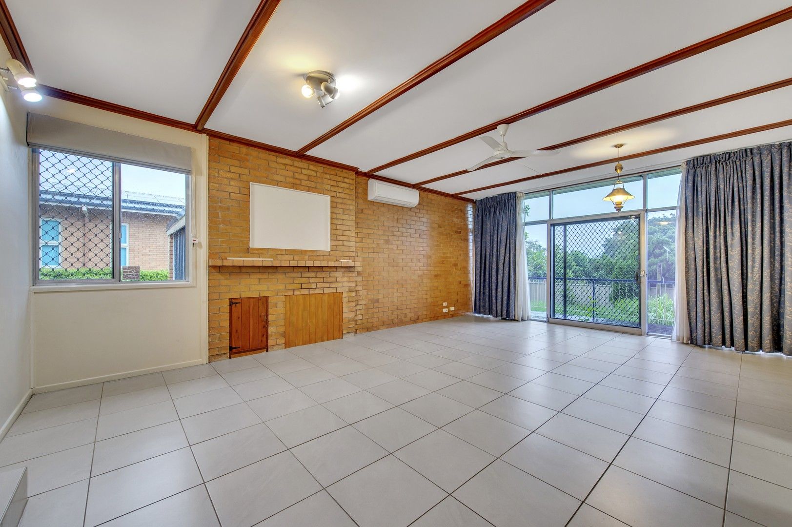 5 bedrooms House in 44 Poinsettia Steet INALA QLD, 4077