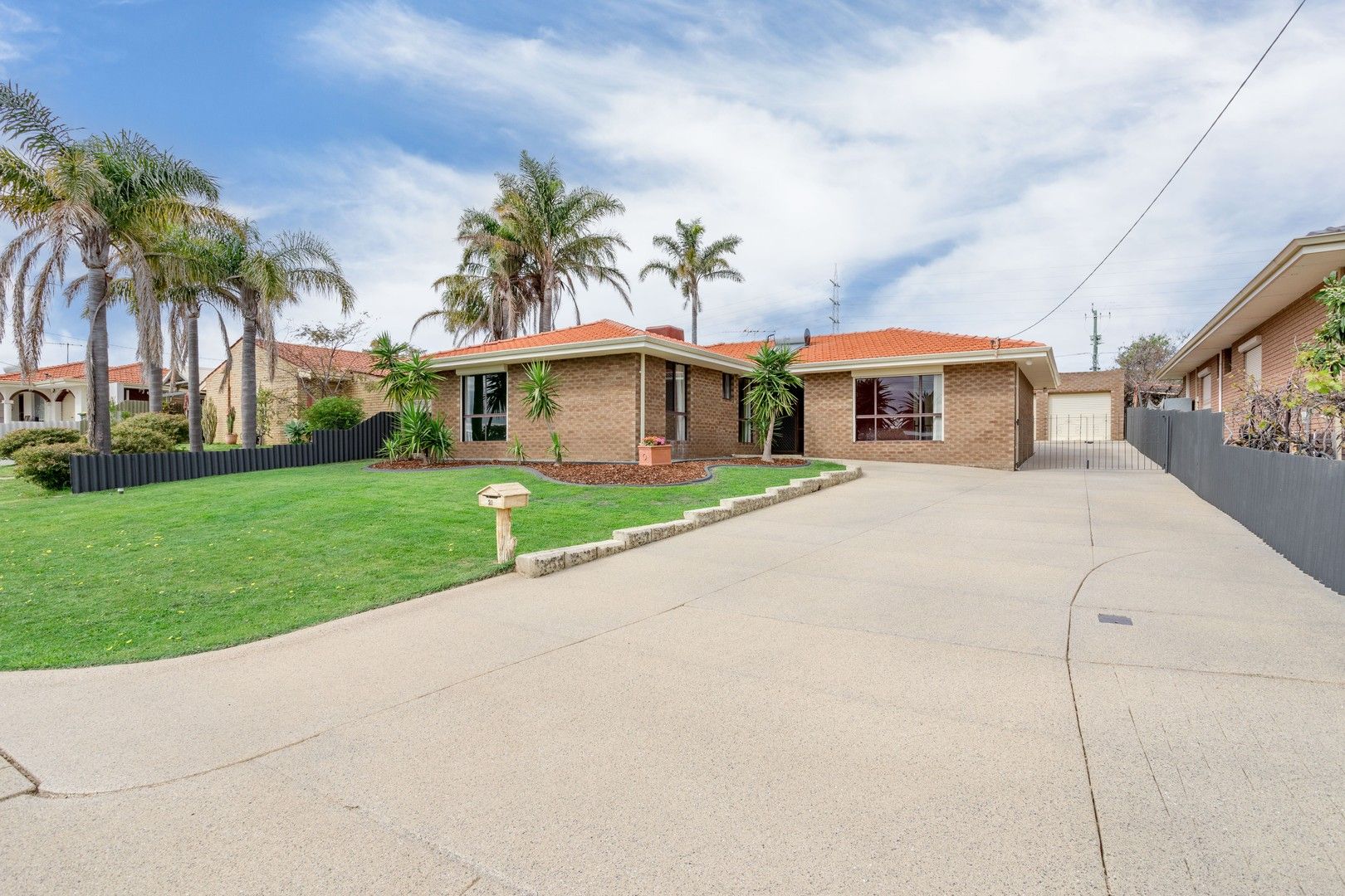 3 bedrooms House in 21 Hobley Way SPEARWOOD WA, 6163