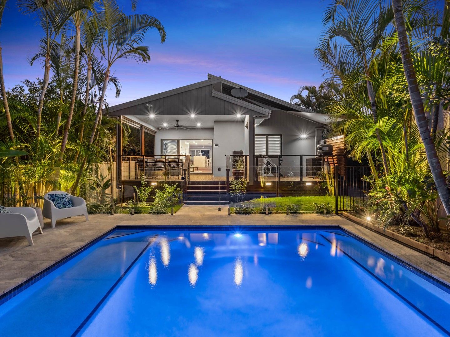 3 bedrooms House in 11 First Avenue LABRADOR QLD, 4215