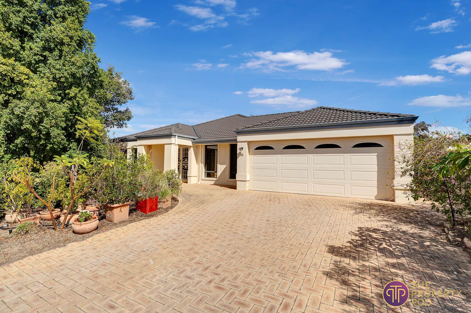 4 bedrooms House in 35 Winter Drive THORNLIE WA, 6108