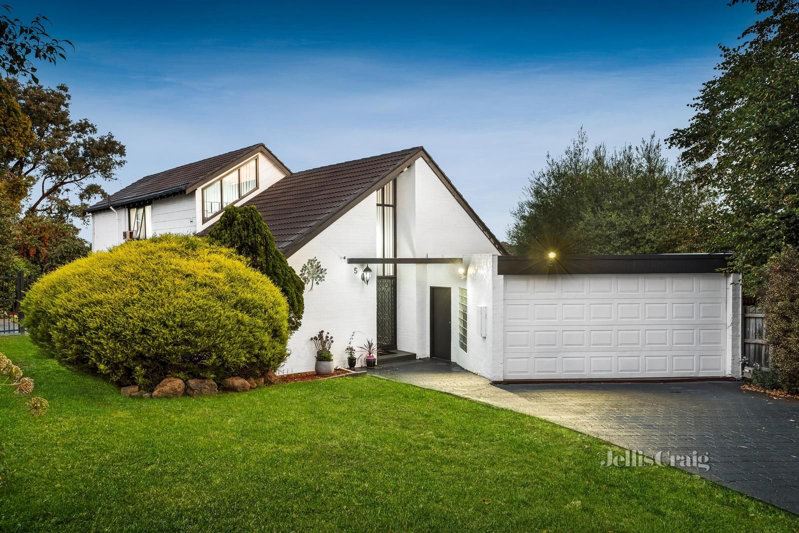 3 bedrooms House in 5 Geraldine Close WHEELERS HILL VIC, 3150