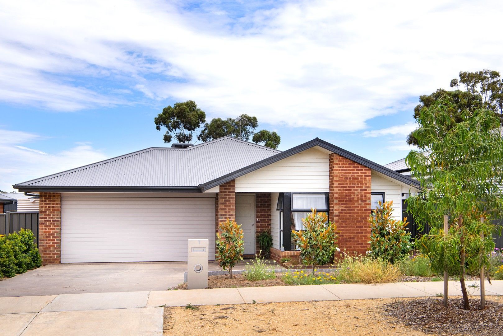 4 bedrooms House in 7 Grand View Drive MCKENZIE HILL VIC, 3451