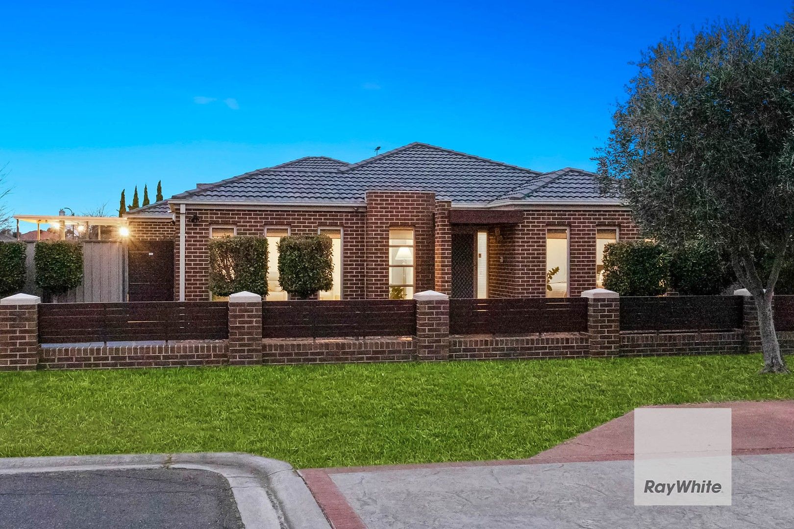 4 bedrooms House in 7 Margaret Place TAYLORS HILL VIC, 3037