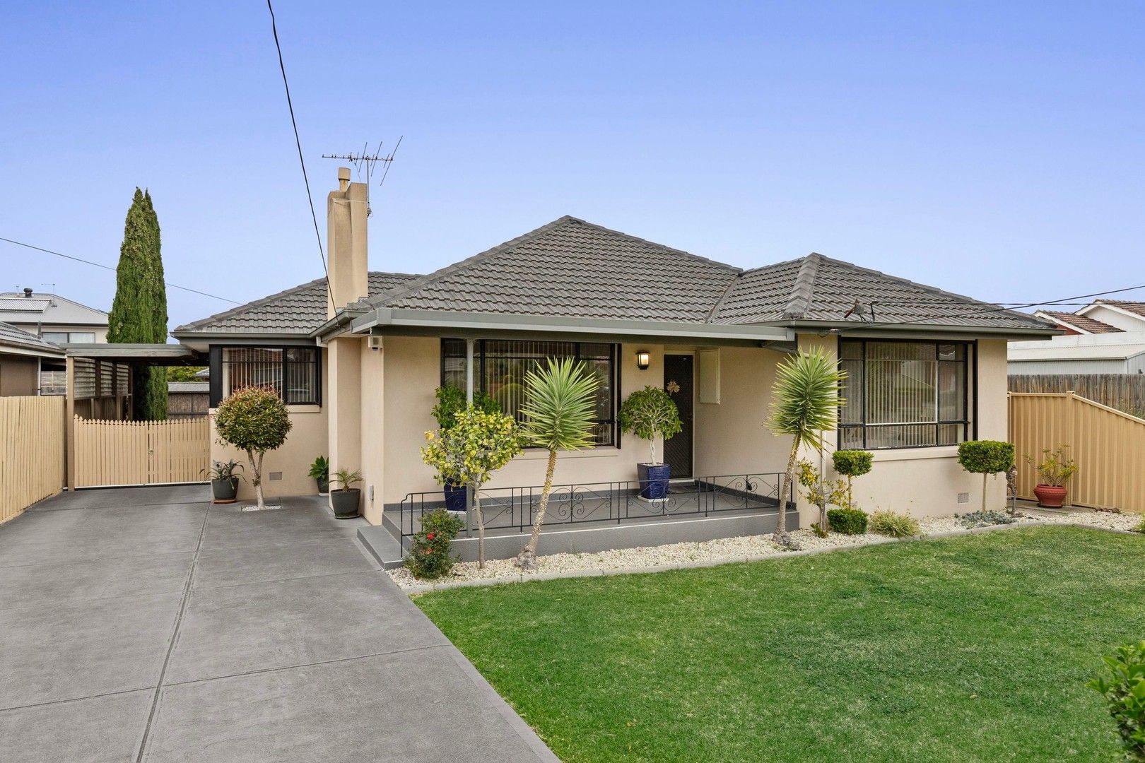 3 bedrooms House in 51 Charmaine Avenue AVONDALE HEIGHTS VIC, 3034