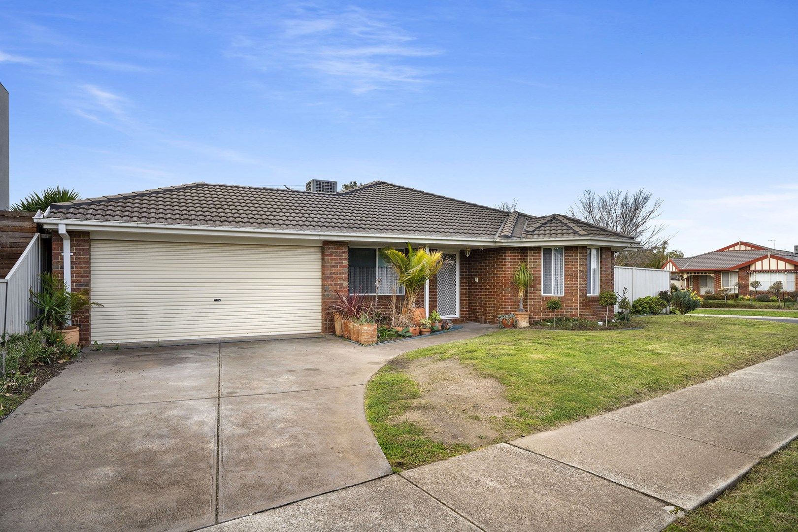 5 bedrooms House in 2 Lockhart Avenue ATTWOOD VIC, 3049